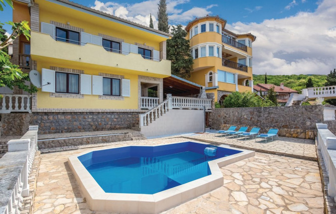 A house with three separate apartments and a swimming pool, Villa Visa Sveta nedelja
